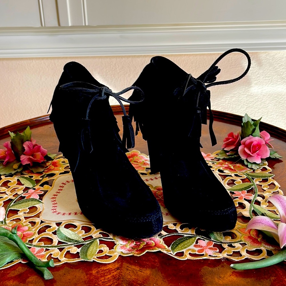 Beautiful black suede Gucci fring booties